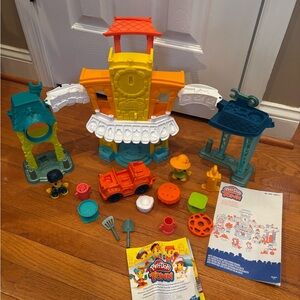 Play-Doh Town 3-in-1 Town Center Playset - 20+ pieces with instructions